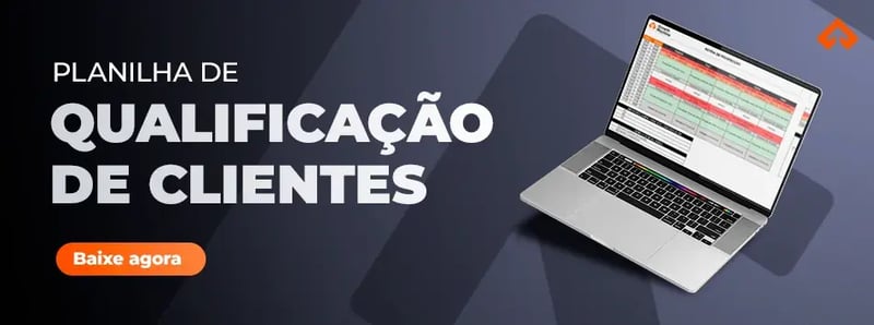 Banner com laptop mostrando uma planilha de qualificação de clientes. Texto: 'Planilha de Qualificação de Clientes' e botão 'Baixe agora'.