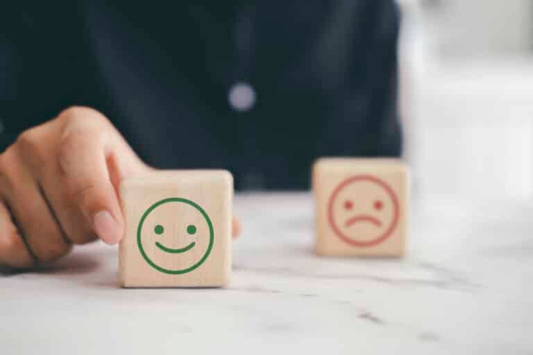 imagem que demonstra duas possibilidades de relacionamento com o cliente: negativa e positiva, que diminui o churn