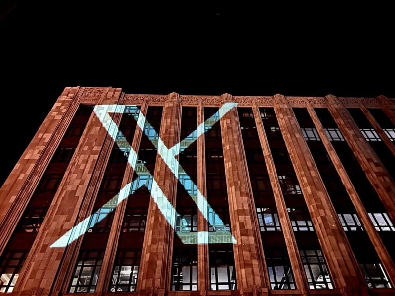 Imagem que demonstra a projeção de um X, a novo logo do Twitter, no prédio da empresa.