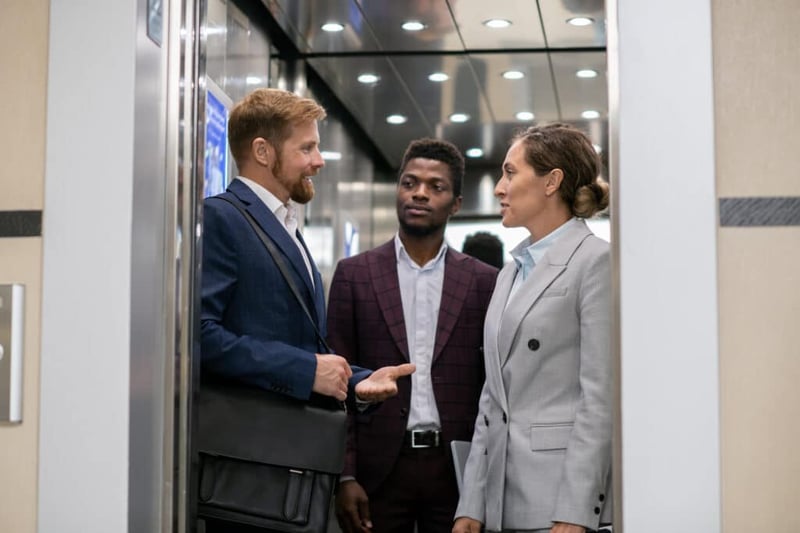foto que demonstra uma conversa de elevador, simulando o elevator pitch e o pitch de vendas